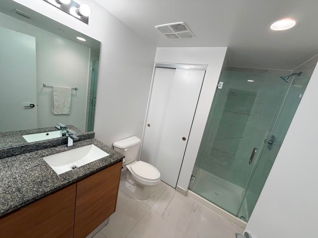 Spotless contemporary bathroom